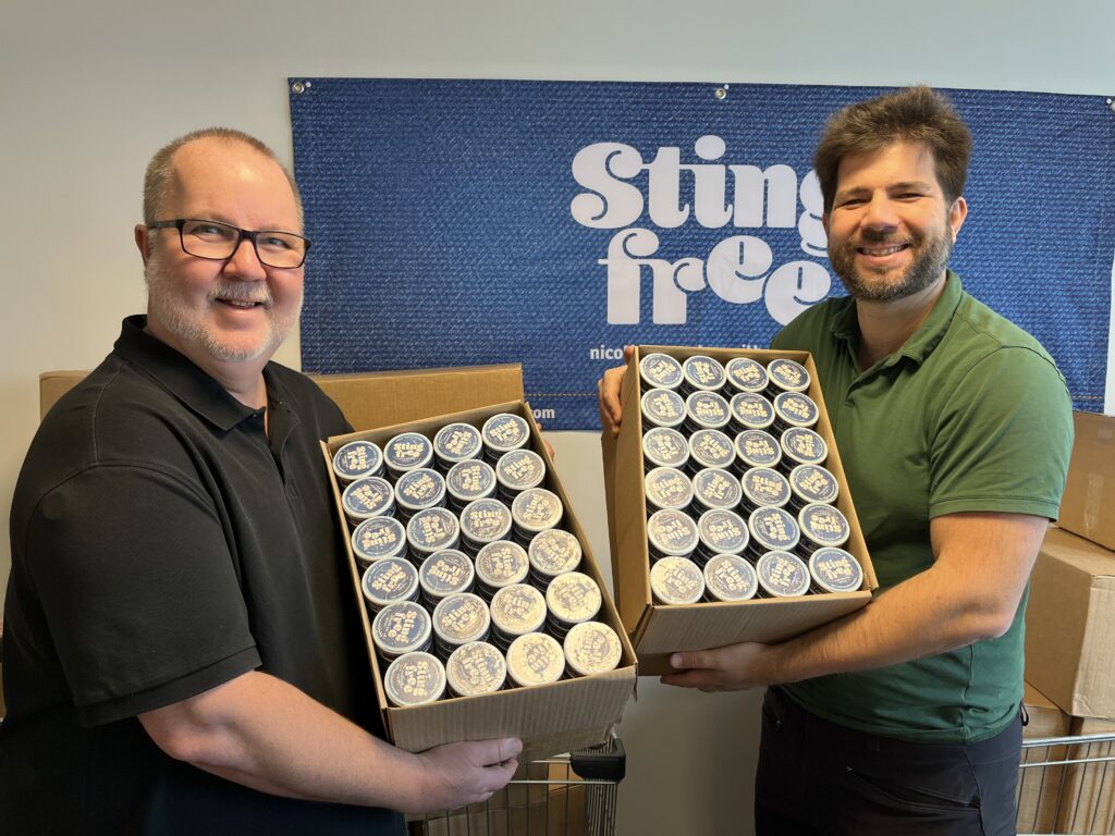 Bengt och Daniel Wiberg med första lådorna av Stingfree snus.